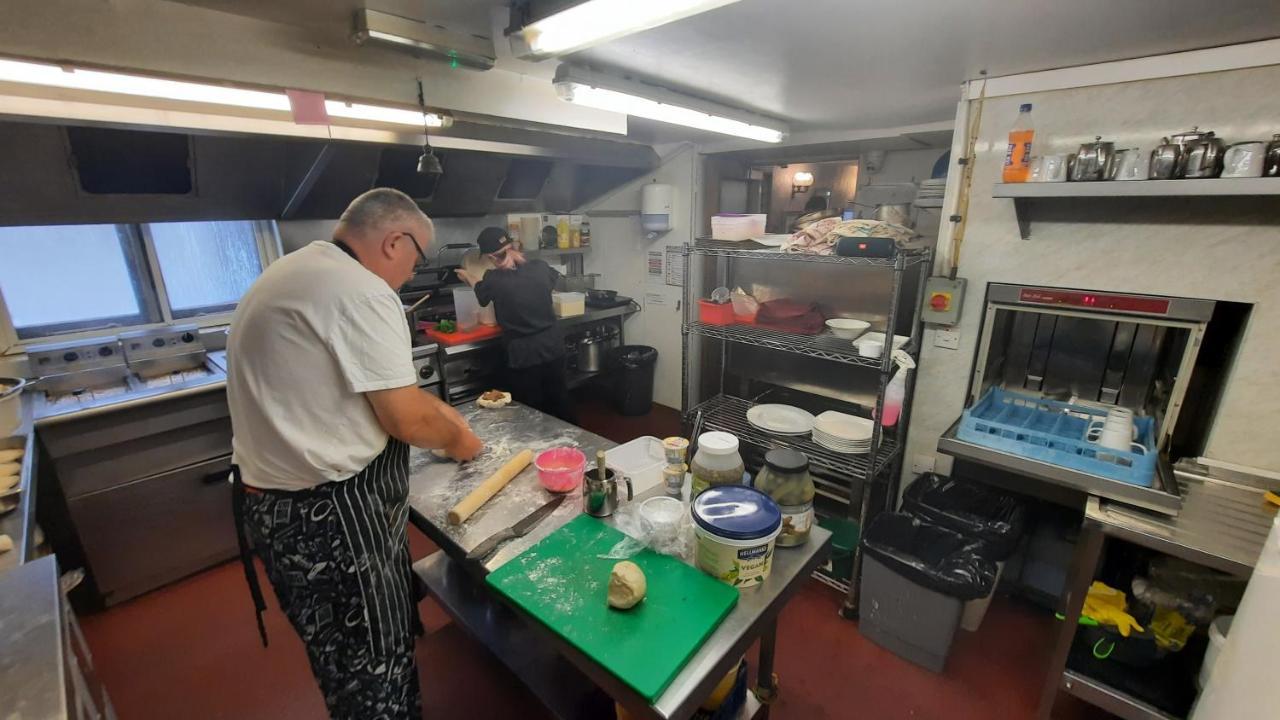 Kings Arms Hotel Hawkshead Bagian luar foto